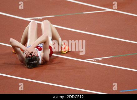 PAS DE FILM, PAS DE VIDÉO, PAS de TV, PAS DE DOCUMENTAIRE - Polina Jelizarova de Lettonie se trouve sur la piste suivant le steeplechase féminin de 3000m au stade olympique, pendant les Jeux Olympiques d'été 2012 à Londres, Royaume-Uni, le lundi 6 août 2012. Cheywa a terminé quatrième dans la steeplechase. Jelizarova a terminé la course à la 13e place. Photo de Chuck Myers/MCT/ABACAPRESS.COM Banque D'Images