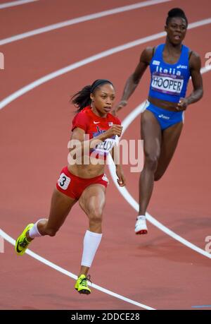 PAS DE FILM, PAS DE VIDÉO, PAS de TV, PAS DE DOCUMENTAIRE - Allyson Felix des États-Unis, en rouge, a couru dans la chaleur préliminaire des femmes de 200m au stade olympique pendant les Jeux Olympiques d'été 2012 à Londres, Royaume-Uni, le lundi 6 août, 2012. En haut à droite se trouve Gloria Hooper d'Italie. Photo de David Eulitt/Kansas City Star/MCT/ABACAPRESS.COM Banque D'Images