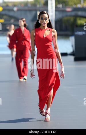 Winnie Harlow marche sur la piste pendant le defile l'Oréal Paris dans le cadre de la semaine de la mode de Paris vêtements pour femmes Printemps/été 2019 le 30 septembre 2018 à Paris, France. Photo de Laurent Zabulon/ABACAPRESS.COM Banque D'Images