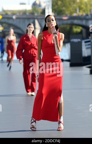 Winnie Harlow marche sur la piste pendant le defile l'Oréal Paris dans le cadre de la semaine de la mode de Paris vêtements pour femmes Printemps/été 2019 le 30 septembre 2018 à Paris, France. Photo de Laurent Zabulon/ABACAPRESS.COM Banque D'Images
