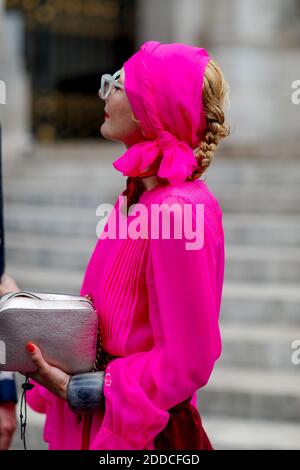 Street style, Catherine Baba arrivant à Schiaparelli automne-hiver 2018-2019 spectacle haute Couture tenu à l'Opéra Garnier, à Paris, France, le 2 juillet 2018. Photo de Marie-Paola Bertrand-Hillion/ABACAPRESS.COM Banque D'Images