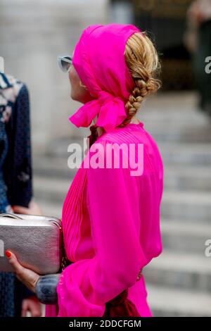 Street style, Catherine Baba arrivant à Schiaparelli automne-hiver 2018-2019 spectacle haute Couture tenu à l'Opéra Garnier, à Paris, France, le 2 juillet 2018. Photo de Marie-Paola Bertrand-Hillion/ABACAPRESS.COM Banque D'Images