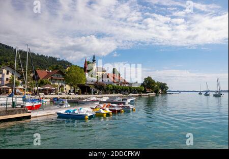 Autriche, haute-Autriche, Attersee am Attersee, pédalos amarrés dans le port de plaisance du village de bord de lac en été Banque D'Images