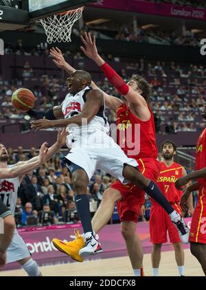 PAS DE FILM, PAS DE VIDÉO, PAS de TV, PAS DE DOCUMENTAIRE - Kobe Bryant (10) des États-Unis fait un tournant contre Pau Gasol (4) de l'Espagne lors de leur match de médaille d'or à la North Greenwich Arena pendant les Jeux Olympiques d'été 2012 à Londres, Royaume-Uni le 12 août 2012. Les États-Unis ont vaincu l'Espagne 107-100. Photo de Harry E. Walker/MCT/ABACAPRESS.COM Banque D'Images