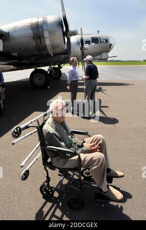 PAS DE FILM, PAS DE VIDÉO, PAS de télévision, PAS DE DOCUMENTAIRE - anciens combattants de la Seconde Guerre mondiale, y compris Harry Stebner, 89 ans, en premier plan, attendent de monter à bord du B-17 à l'aéroport Mercer Trenton, le 13 août 2012. Photo de Tom Gralish/Philadelphia Inquirer/MCT/ABACAPRESS.COM Banque D'Images