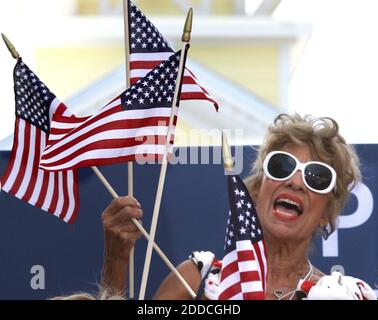 PAS DE FILM, PAS DE VIDÉO, PAS de télévision, PAS DE DOCUMENTAIRE - UN partisan applaudit le candidat républicain à la vice-présidence Paul Ryan lors d'un rassemblement dans les villages, Floride, États-Unis, le samedi 18 août 2012. Photo de Joe Burbank/Orlando Sentinel/MCT/ABACAPRESS.COM Banque D'Images