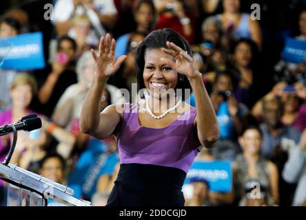 PAS DE FILM, PAS DE VIDÉO, PAS de TV, PAS DE DOCUMENTAIRE - la première dame Michelle Obama salue les supporters de la Bradley Tech High School à Milwaukee, Wisconsin, Etats-Unis, le jeudi 23 août 2012. Photo de Rick Wood/Milwaukee Journal Sentinel/MCT/ABACAPRESS.COM Banque D'Images