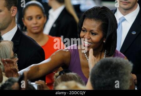 PAS DE FILM, PAS DE VIDÉO, PAS de TV, PAS DE DOCUMENTAIRE - la première dame Michelle Obama salue les supporters de la Bradley Tech High School à Milwaukee, Wisconsin, Etats-Unis, le jeudi 23 août 2012. Photo de Rick Wood/Milwaukee Journal Sentinel/MCT/ABACAPRESS.COM Banque D'Images