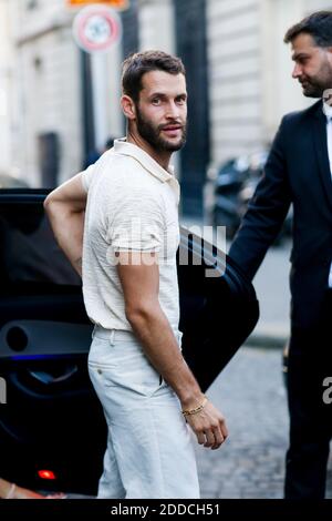 Street style, Simon porte Jacquemus arrivée à la Fondation Vogue dîner automne-hiver 2018-2019 haute Couture, qui s'est tenu au Palais Galliera, à Paris, en France, le 3 juillet 2018. Photo de Marie-Paola Bertrand-Hillion/ABACAPRESS.COM Banque D'Images