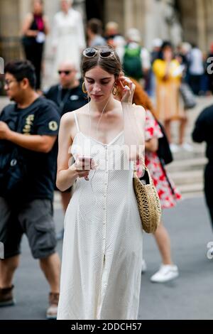 Street style, arrivée au spectacle Schiaparelli automne-hiver 2018-2019 haute Couture qui s'est tenu à l'Opéra Garnier, à Paris, en France, le 2 juillet 2018. Photo de Marie-Paola Bertrand-Hillion/ABACAPRESS.COM Banque D'Images