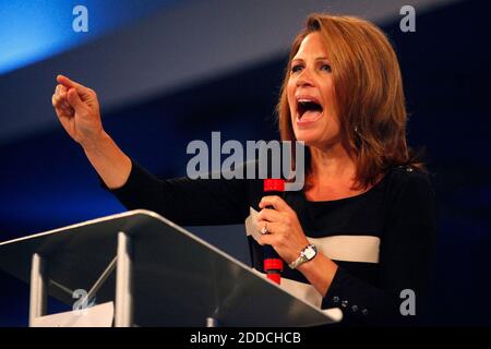 PAS DE FILM, PAS DE VIDÉO, PAS de TV, PAS DE DOCUMENTAIRE - Michele Bachmann (R-Minn.) parle au rassemblement de l'unité à la rivière à l'église de la baie de Tampa le dimanche soir à Tampa, Floride, Etats-Unis. Bachmann s'est exprimé contre "Obama Care" et un billion de dollars en boondoggles. Le rassemblement de l'unité, parrainé par le Tea Party, comprenait des discours de Michele Bachmann et Herman Cain sur les prochaines élections de novembre. Photo par Eve Edelheit/Tampa Bay Times/MCT/ABACAPRESS.COM Banque D'Images