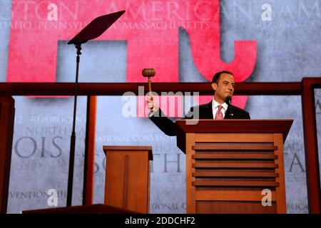 PAS DE FILM, PAS DE VIDÉO, PAS de TV, PAS DE DOCUMENTAIRE - le président de RNC, Reince Priebus, ouvre la Convention nationale républicaine à Tampa, Floride, Etats-Unis, le lundi 27 août 2012. Photo par Edmund D. Fountain/Tampa Bay Times/MCT/ABACAPRESS.COM Banque D'Images