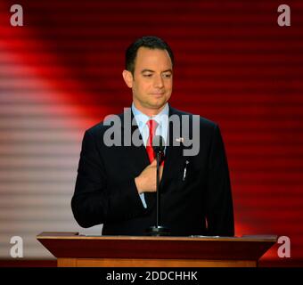 PAS DE FILM, PAS DE VIDÉO, PAS de TV, PAS DE DOCUMENTAIRE - photo de fichier - le président de RNC, Reince Priebus, appelle session pour commander la deuxième session de la Convention nationale républicaine de 2012 au Tampa Bay Times Forum à Tampa, FL, USA, le mardi 28 août 2012. LE président américain élu Donald Trump a attribué un rôle clé dans sa prochaine équipe à Reince Priebus, président du Comité national républicain (RNC), qui sera son chef de cabinet. Dans ce rôle, il donnera le ton à la nouvelle Maison Blanche et agira comme un conduit au Congrès et au gouvernement. Photo de Harry E. Walker/MCT/ABACAPRESS.COM Banque D'Images