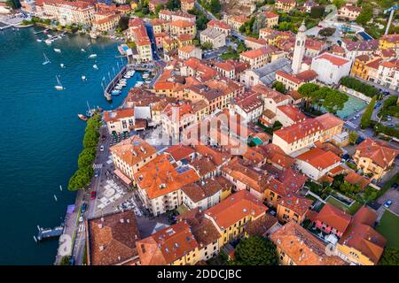 Italie, province de Côme, Menaggio, vue en hélicoptère des maisons de la ville du bord du lac Banque D'Images