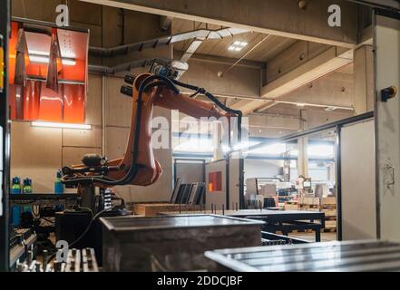 Automated robotic arms in manufacturing factory Banque D'Images