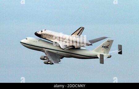 PAS DE FILM, PAS DE VIDÉO, PAS de télévision, PAS DE DOCUMENTAIRE - perché au-dessus de l'avion de la navette de la NASA, ou SCA, Space Shuttle Endeavour a quitté le Kennedy Space Center en Floride à 4 h 22 HAE le mercredi 19 septembre 2012, en route vers Houston, la première étape d'un voyage de deux jours en Californie. Le SCA, un avion de ligne modifié de 747, s'envolera à Los Angeles où il sera exposé au public au California Science Center. Il s'agit du dernier vol en ferry prévu à l'époque du programme de navette spatiale. Photo de Red Huber/Orlando Sentinel/MCT/ABACAPRESS.COM Banque D'Images