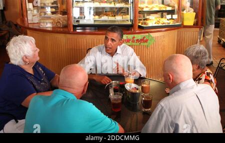 PAS DE FILM, PAS DE VIDÉO, PAS de télévision, PAS DE DOCUMENTAIRE - le président Barack Obama parle à un groupe de personnes âgées d'une tasse de café à l'Ositorio Bakery & Cafe à Cocoa, Floride, Etats-Unis, le dimanche 9 septembre 2012. Obama est sur une période de deux jours de campagne à travers l'État. De gauche à droite, Jan Clark, Jerry Clark, John Hill et Shiconfiance Hill. Photo de Joe Burbank/Orlando Sentinel/MCT/ABACAPRESS.COM Banque D'Images