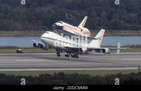 PAS DE FILM, PAS DE VIDÉO, PAS de télévision, PAS DE DOCUMENTAIRE - perché au-dessus de l'avion de la navette de la NASA, ou SCA, Space Shuttle Endeavour a quitté le Kennedy Space Center en Floride à 4 h 22 HAE le mercredi 19 septembre 2012, en route vers Houston, la première étape d'un voyage de deux jours en Californie. Le SCA, un avion de ligne modifié de 747, s'envolera à Los Angeles où il sera exposé au public au California Science Center. Il s'agit du dernier vol en ferry prévu à l'époque du programme de navette spatiale. Photo de Red Huber/Orlando Sentinel/MCT/ABACAPRESS.COM Banque D'Images