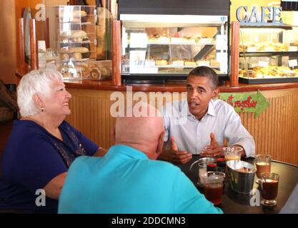 PAS DE FILM, PAS DE VIDÉO, PAS de télévision, PAS DE DOCUMENTAIRE - le président Barack Obama parle à Jan et Jerry Clark lors d'une campagne non annoncée dimanche 9 septembre 2012, à l'Ossorio Bakery & Cafe à Cocoa, Floride, États-Unis. Obama est sur une période de deux jours de campagne à travers l'État. Photo de Joe Burbank/Orlando Sentinel/MCT/ABACAPRESS.COM Banque D'Images