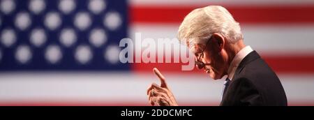 PAS DE FILM, PAS DE VIDÉO, PAS de télévision, PAS DE DOCUMENTAIRE - l'ancien président américain Bill Clinton fait des remarques lors de sa comparution au nom du président Barack Obama lors d'un rallye de campagne à Orlando, en Floride, aux États-Unis, le 12 septembre 2012. Photo de Joe Burbank/Orlando Sentinel/MCT/ABACAPRESS.COM Banque D'Images