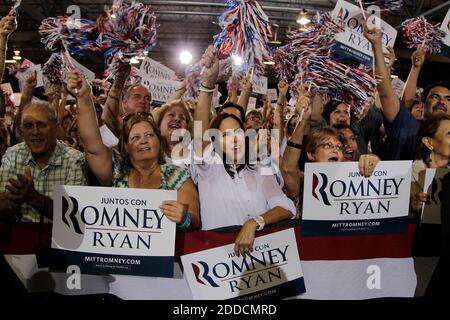 PAS DE FILM, PAS DE VIDÉO, PAS de télévision, PAS DE DOCUMENTAIRE - les supporters applaudissent Mitt Romney lors de son arrêt de campagne au salon de la jeunesse du comté de Dade et au Pavillon Darwin Fuchs de l'exposition à Miami, Floride, États-Unis, le mercredi 19 septembre 2012. Photo de Carl Justa/Miami Herald/MCT/ABACAPRESS.COM Banque D'Images