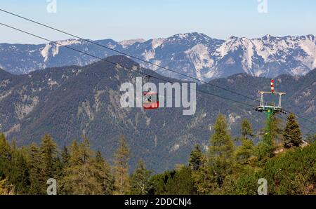 Autriche, haute-Autriche, Bad Ischl, téléphérique se déplaçant au-dessus de la vallée de montagne boisée Banque D'Images