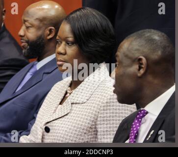 PAS DE FILM, PAS DE VIDÉO, PAS de TV, PAS DE DOCUMENTAIRE - Tracy Martin, à gauche, et Sybrina Fulton, au milieu, parents de Trayvon Martin, regardent pendant une audience pour George Zimmerman au palais de justice du comté de Seminole à Sanford, Floride, États-Unis, le vendredi 19 octobre 2012. Leur avocat, Benjamin Crump, est à droite. Photo de Stephen M. Dowell/Orlando Sentinel/MCT/ABACAPRESS.COM Banque D'Images