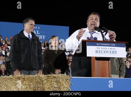 PAS DE FILM, PAS DE VIDÉO, PAS de TV, PAS DE DOCUMENTAIRE - le gouverneur du New Jersey Chris Christie, à droite, s'exprime en faveur du candidat républicain à la présidence, le gouverneur Mitt Romney, à gauche, lors du rassemblement de Romney au Natatorium le mardi 9 octobre 2012, à Cuyahoga Falls, Ohio, États-Unis. Photo de Karen Schiely/Akron Beacon Journal/MCT/ABACAPRESS.COM Banque D'Images