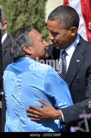 PAS DE FILM, PAS DE VIDÉO, PAS de TV, PAS DE DOCUMENTAIRE - le président américain des ouvriers agricoles Unis Arturo Rodriguez, à gauche, salue le président Barack Obama, à droite, lors de l'inauguration du monument national Cesar E. Chavez à Keene, CA, Etats-Unis, le lundi 8 octobre 2012. Photo par Eric Paul Zamora/Fresno Bee/MCT/ABACAPRESS.COM Banque D'Images