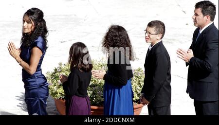 PAS DE FILM, PAS DE VIDÉO, PAS de TV, PAS DE DOCUMENTAIRE - Jake Finkbonner, de Ferndale, Washington, deuxième de droite, Et ses parents attendent de recevoir la communion du Pape Benoît XVI, non représenté, lors de la cérémonie de canonisation de sept nouveaux saints, sur la place Saint-Pierre dans la Cité du Vatican, le dimanche 21 octobre 2012. Jake, 12 ans, membre de la tribu Lummi, a été infecté par une bactérie qui mange de la chair en 2006. Le Vatican a déterminé que la récupération de Jake était un miracle en raison de l'intercession de Kateri Tekakwitha, un Indien américain du XVIIe siècle qui est parmi sept personnes qui ont été déclarées saints. Photo Banque D'Images