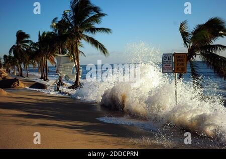 PAS DE FILM, PAS DE VIDÉO, PAS de télévision, PAS DE DOCUMENTAIRE - les vagues se sont écramanière sur la digue près d'une tour de maître nageur inclinable sur la A1A, recouverte de sable de l'ouragan Sandy, le lundi 29 octobre 2012, à ft. Lauderdale Beach, à fort Lauderdale, Floride, États-Unis. Photo de Joe Cavaretta/Sun Sentinel/MCT/ABACAPRESS.COM Banque D'Images