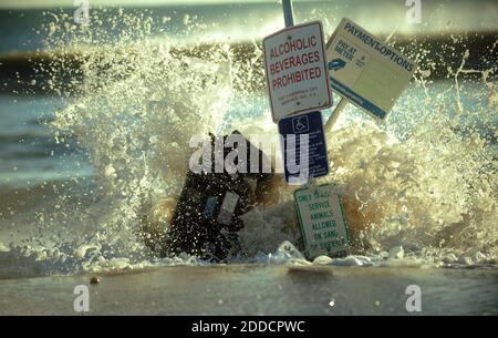 PAS DE FILM, PAS DE VIDÉO, PAS de télévision, PAS DE DOCUMENTAIRE - les vagues se sont écraées sur un parcmètre de stationnement et la signalisation de plage sur A1A qui est couverte de sable de l'ouragan Sandy, le lundi 29 octobre 2012, à ft. Lauderdale Beach, à fort Lauderdale, Floride, États-Unis. Photo de Joe Cavaretta/Sun Sentinel/MCT/ABACAPRESS.COM Banque D'Images