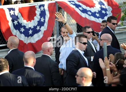 PAS DE FILM, PAS DE VIDÉO, PAS de télévision, PAS DE DOCUMENTAIRE - le président Barack Obama sourit et se fait des vagues alors qu'il quitte le stade de football de McArthur High School le dimanche 4 novembre 2012, à Hollywood, FL, Etats-Unis. Photo de Robert Duyos/Sun Sentinel/MCT/ABACAPRESS.COM Banque D'Images