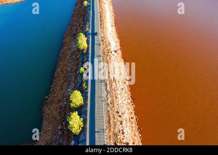 Espagne, Andalousie, Huelva, Drone View Gossan Dam autoroute Banque D'Images