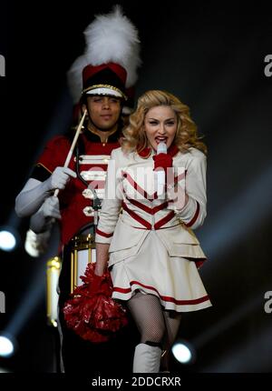 PAS DE FILM, PAS DE VIDÉO, PAS de TV, PAS DE DOCUMENTAIRE - Madonna se produit lors de son arrêt MDNA Tour à Time Warner Cable Arena à Charlotte, Caroline du Nord, Etats-Unis, le jeudi 15 novembre 2012. Photo de Jeff Siner/Charlotte observer/MCT/ABACAPRESS.COM Banque D'Images