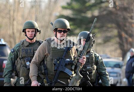 PAS DE FILM, PAS DE VIDÉO, PAS de TV, PAS DE DOCUMENTAIRE - les membres de l'équipe FBI SWAT marchent le long de Dickinson Drive près de l'école élémentaire Sandy Hook à Newtown, CT, USA le 14 décembre 2012. Vingt-sept personnes, dont 18 enfants, ont été tuées lors d'une fusillade à l'école élémentaire Sandy Hook. Photo de Cloe poisson/Hartford courant/MCT/ABACAPRESS.COM Banque D'Images