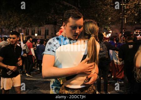 Les fans français fêtent après que la France ait remporté 1-0 la demi-finale de la coupe du monde de la FIFA, France contre Belgique, match de football sur les champs Elysées à Paris, France, le 10 juillet 2018. Photo de Quentin de Groeve/ABACAPRESS.COM Banque D'Images