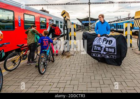 Moyens de transport en réseau : les vélos sont prêts à être transportés sur la plate-forme Budweis. České Budějovice, Tchéquie Banque D'Images