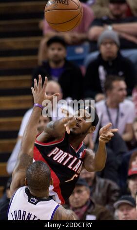 PAS DE FILM, PAS DE VIDÉO, PAS de TV, PAS DE DOCUMENTAIRE - Portland Trail Blazers Shooting Guard Wwill Barton (5) passe le ballon au-dessus de la tête de Sacramento Kings Shooting Guard Marcus Thornton (23) lors d'un match NBA à Sleep train Arena à Sacramento, CA, USA le 23 décembre 2012. Photo de Randall Benton/Sacramento Bee/MCT/ABACAPRESS.COM Banque D'Images