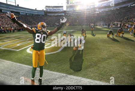 PAS DE FILM, PAS DE VIDÉO, PAS de TV, PAS DE DOCUMENTAIRE - Green Bay Packers Donald Driver (80) accueille les fans avant leur match à Lambeau Field à Green Bay, WI, USA le 23 décembre 2012. Les Green Bay Packers ont battu les Tennessee Titans, 55-7. Photo de Mark Hoffman/Milwaukee Journal Sentinel/MCT/ABACAPRESS.COM Banque D'Images