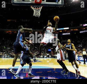 PAS DE FILM, PAS DE VIDÉO, PAS de TV, PAS DE DOCUMENTAIRE - LeBron James (6) de Miami Heat se déplace entre le DeSagana Diop (2) de Charlotte Bobcats et Gerald Henderson (9) pendant la première moitié de Time Warner Cable Arena à Charlotte, NC, USA le 26 décembre 2012. Miami a surpassé Charlotte, 105-92. Photo de David T. Foster/Charlotte observer/MCT/ABACAPRESS.COM Banque D'Images