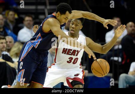 PAS DE FILM, PAS DE VIDÉO, PAS de TV, PAS DE DOCUMENTAIRE - Gerald Henderson des Charlotte Bobcats mène contre le Norris Cole de Miami Heat (30) pendant la deuxième moitié à Time Warner Cable Arena à Charlotte, NC, USA le 26 décembre 2012. Miami a surpassé Charlotte, 105-92. Photo de David T. Foster/Charlotte observer/MCT/ABACAPRESS.COM Banque D'Images