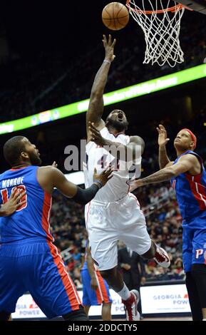 PAS DE FILM, PAS DE VIDÉO, PAS de TV, PAS DE DOCUMENTAIRE - Atlanta Hawks power forward Ivan Johnson (44) entre Detroit pistons centre Greg Monroe (10) et Detroit pistons power forward Charlie Villanueva, à droite, dans la première halfat Philips Arena à Atlanta, GA, Etats-Unis le 26 décembre 2012. Atlanta a gagné, 126-119, en double OT. Photo de Hyosub Shin/Atlanta Journal-Constitution/MCT/ABACAPRESS.COM Banque D'Images