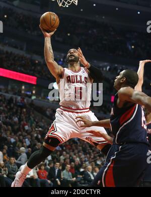 PAS DE FILM, PAS DE VIDÉO, PAS de TV, PAS DE DOCUMENTAIRE - Chicago Bulls power forward Carlos Boozer (5) fait un panier en face d'Atlanta Hawks centre Al Horford (15) pendant la première moitié de leur match au United Center à Chicago, il, USA le 14 janvier 2013. Photo de Nuccio DiNuzzo/Chicago Tribune/MCT/ABACAPRESS.COM Banque D'Images