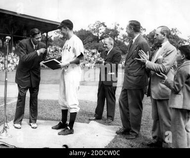 PAS DE FILM, PAS DE VIDÉO, PAS de TV, PAS DE DOCUMENTAIRE - la légende du baseball Babe Ruth présente ses articles à l'Université de Yale en 1948. Ils sont reçus par George Bush, capitaine de l'équipe de baseball de Yale. Sont également présents: Bob Kipluth, directeur de l'athlétisme de Yale; le professeur James T. Babb, bibliothécaire en charge de la préservation de l'Université de Yale; et le maire Celentano et son fils. Photo de George Bush Presidential Library/MCT/ABACAPRESS.COM Banque D'Images