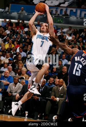 PAS DE FILM, PAS DE VIDÉO, PAS de télévision, PAS DE DOCUMENTAIRE - le J.J. de la Magic d'Orlando Redick (7) tire comme le Kemba Walker de Charlotte Bobcats (15) défend au Amway Center à Orlando, FL, USA le 18 janvier 2013. Charlotte a gagné, 106-100. Photo de Stephen M. Dowell/Orlando Sentinel/MCT/ABACAPRESS.COM Banque D'Images