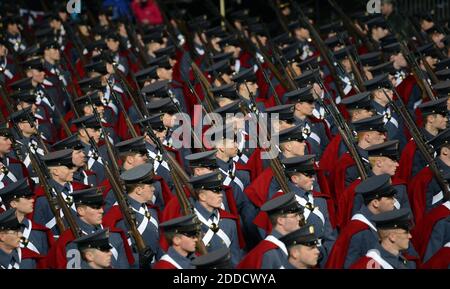 PAS DE FILM, PAS DE VIDÉO, PAS de TV, PAS DE DOCUMENTAIRE - Cadets de l'Institut militaire de Virginie passé le président américain Barack Obama et le vice-président Joe Biden lors de l'inauguration Parade pour le second mandat du président Obama à Washington, DC, Etats-Unis, lundi, 21 janvier 2013. Photo de Chuck Myers/MCT/ABACAPRESS.COM Banque D'Images