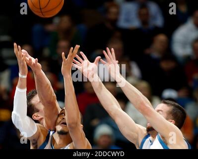 PAS DE FILM, PAS DE VIDÉO, PAS de TV, PAS DE DOCUMENTAIRE - Kris Humphries (43) des Brooklyn nets lutte pour un rebond avec Chris Johnson (20) et J.J. Barea (11) des Timberwolves du Minnesota au deuxième trimestre au Target Center de Minneapolis, MN, États-Unis, le 23 janvier 2013. Photo de Carlos Gonzalez/Minneapolis Star Tribune/MCT/ABACAPRESS.COM Banque D'Images