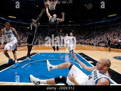 PAS DE FILM, PAS DE VIDÉO, PAS de télévision, PAS DE DOCUMENTAIRE - le Kris Humphries de Brooklyn nets (43) tente une prise de vue au deuxième trimestre alors que le Minnesota Timberwolvess' Greg Stiemsma (34) tombe sur le sol au centre Target de Minneapolis, MN, États-Unis, le 23 janvier 2013. Photo de Carlos Gonzalez/Minneapolis Star Tribune/MCT/ABACAPRESS.COM Banque D'Images