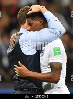 Gareth Southgate, entraîneur en chef de l’Angleterre, réconforte Marcus Rashford à la fin de la demi-finale de la coupe du monde de la FIFA 2018 Angleterre contre Croatie au stade Luzhniki à Moscou, en Russie, le 11 juillet 2018. La Croatie a battu l'Angleterre 2-1 pour se qualifier pour la finale. Photo de Christian Liewig/ABACAPRESS.COM Banque D'Images